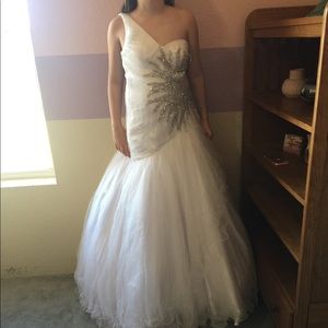 White wedding / formal dress with side keyhole